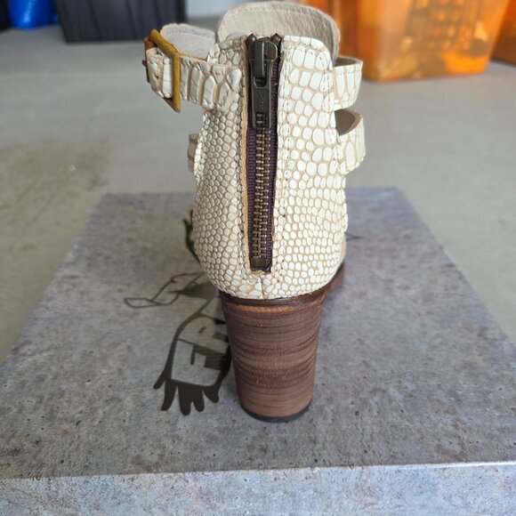 *Brand New* Freebird by Steven Claw White Snake Sandal, Size 9 - Picture 4 of 9